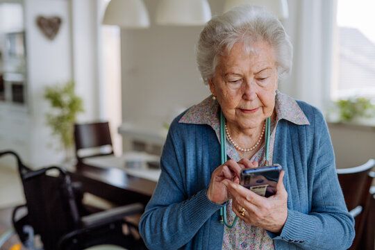 Patient texting her Kidan Medical provider directly from home